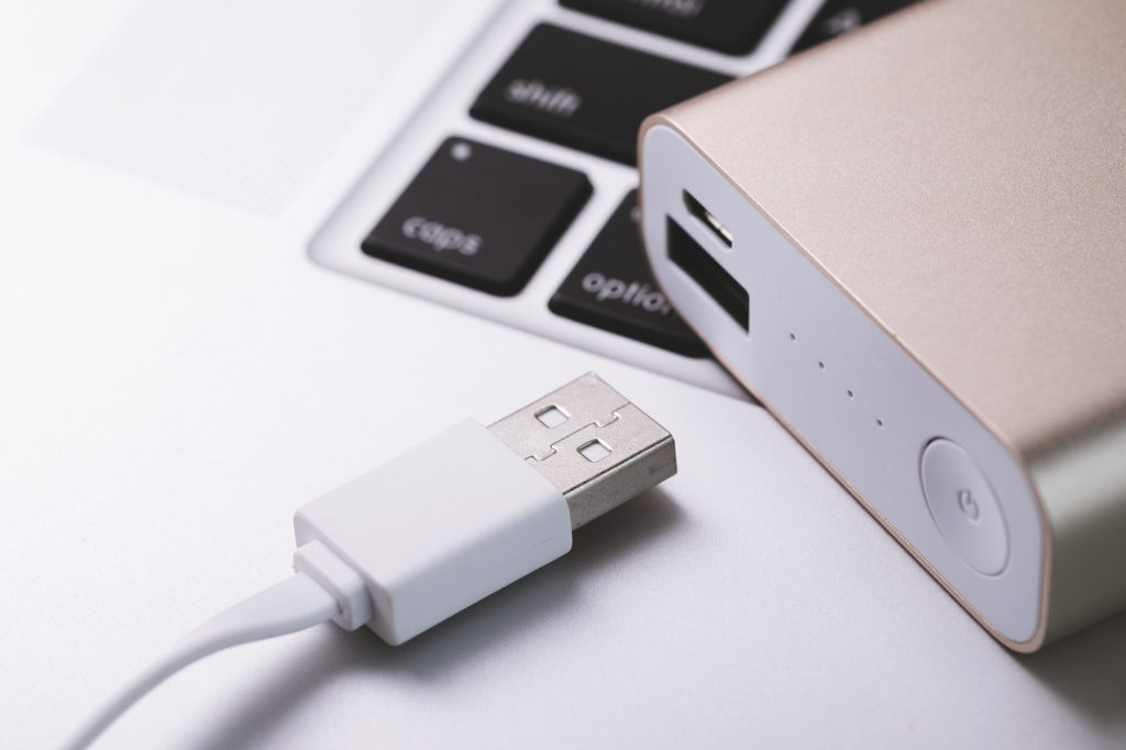 【3分で分かる】ワイヤレスイヤホンの充電方法【2パターンの解説】 MIRAIYA 【3分で分かる】ワイヤレスイヤホンの充電方法【2パターンの解説】 MIRAIYA