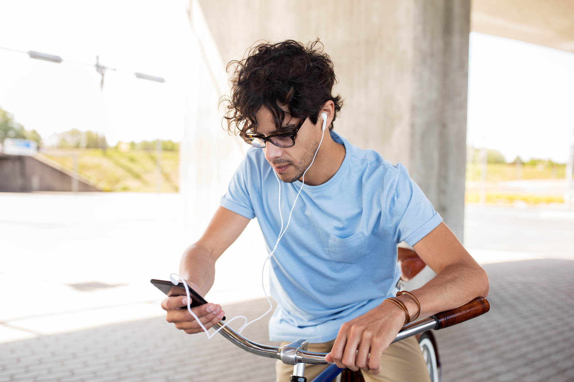 耳 を 塞 が ない イヤホン 自転車